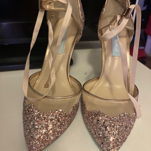 8.5 Almost new. Betsey Johnson Pump. Gold sparkle / baby blue bottoms - Picture 2 of 6